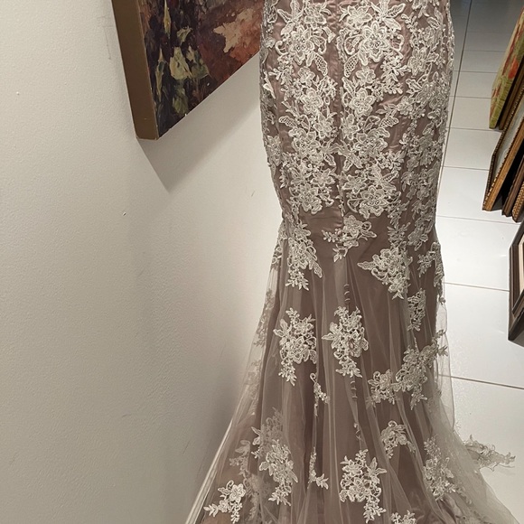 Gorgeous IZILADY lace Wedding Gown Fully Lined long Train Size 6 - Picture 10 of 12